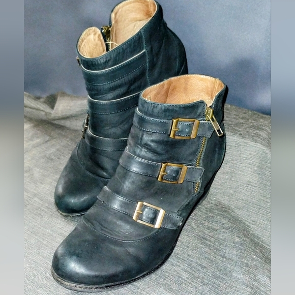 ERIC MICHAEL "LENA" BLACK LEATHER WEDGE ANKLE BOOTS W/ BUCKLE ACCENTS ~ SIZE 39 - Picture 8 of 13